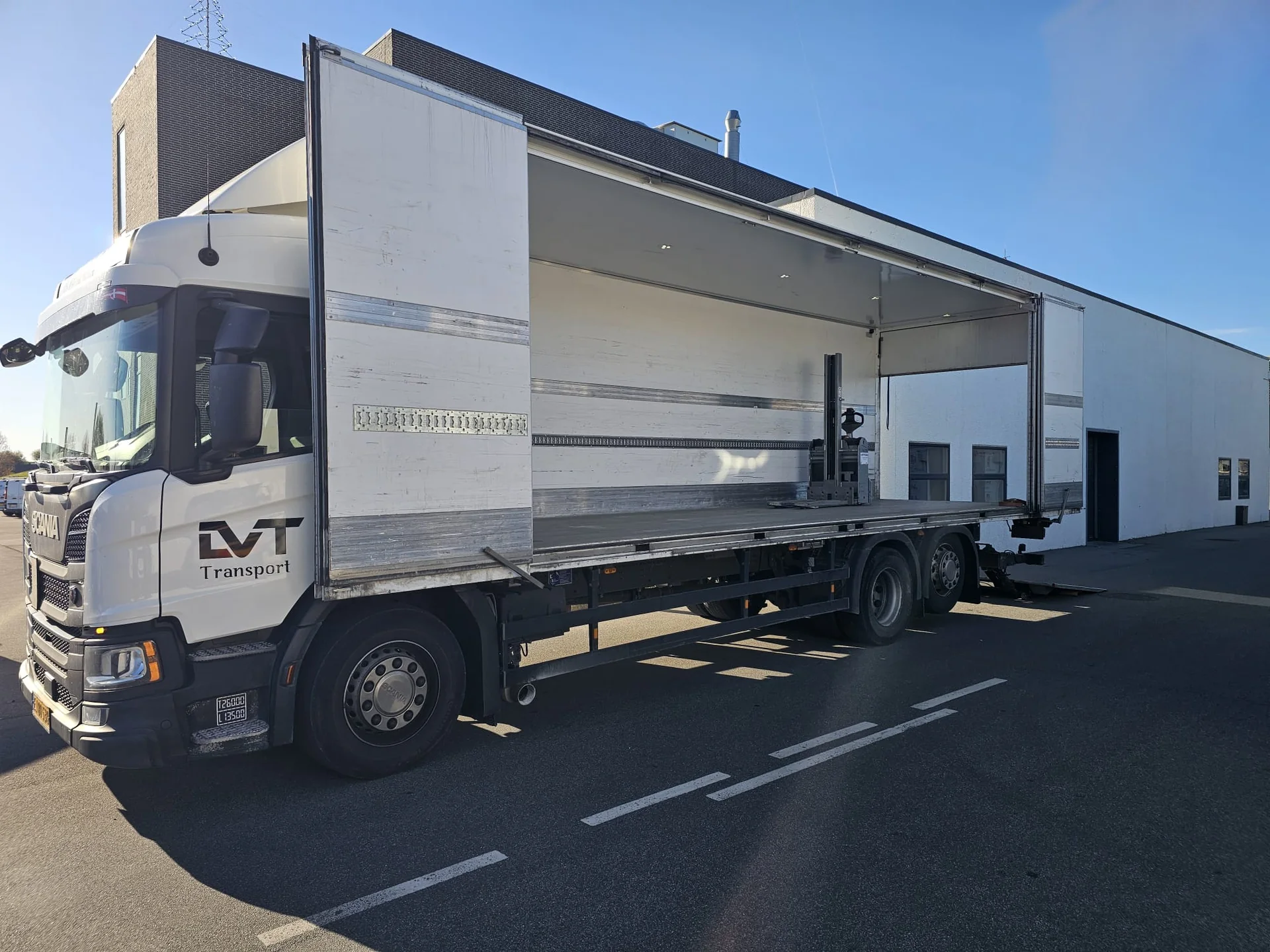 LVT bil med åben side
